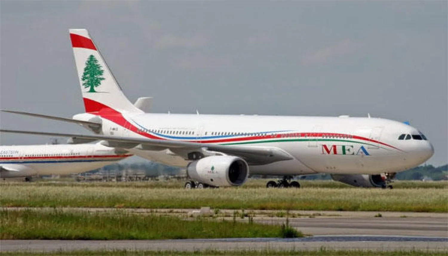 العراق يمنع هبوط طائرة لبنانية ويعيدها إلى بيروت لجلب نجل وزير النقل