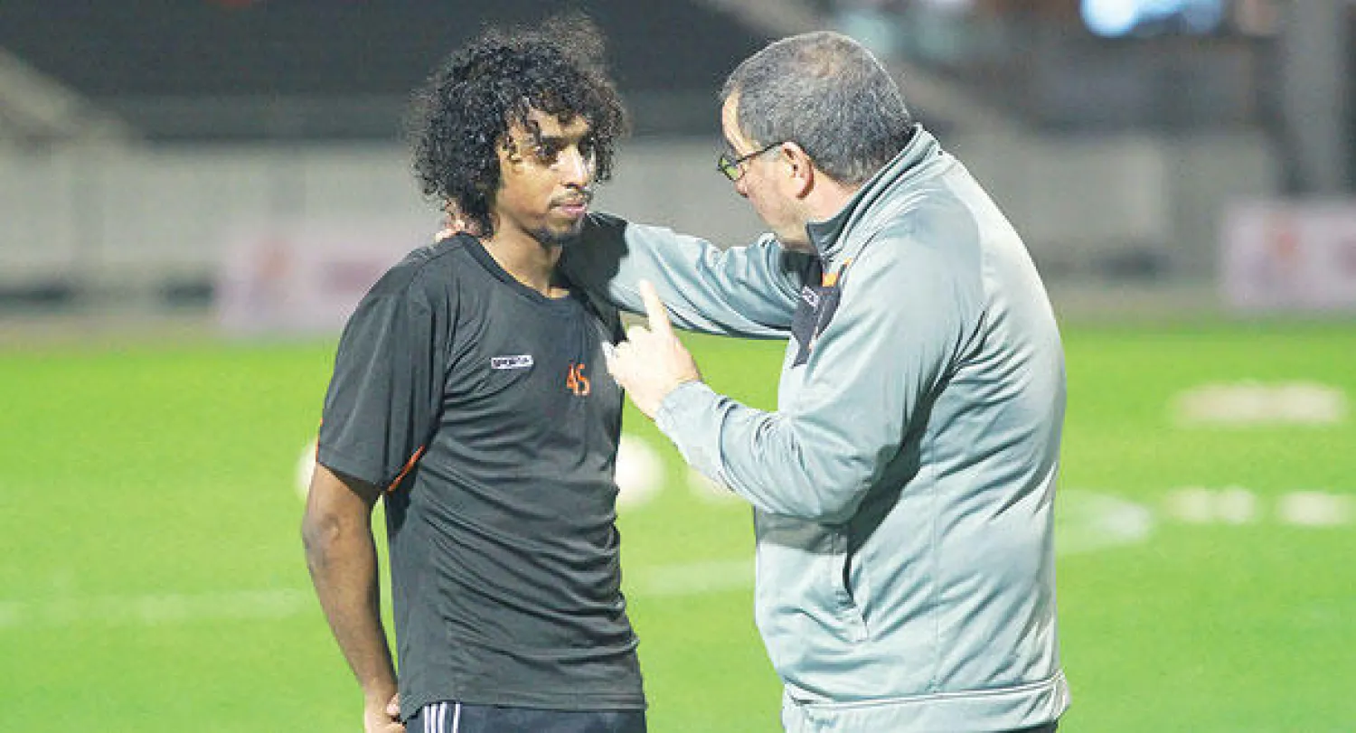 حديث خاص بين مدرب الشباب السويح وأحد اللاعبين