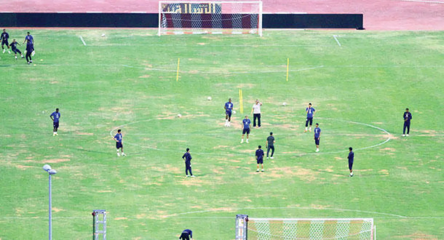 صورة التقطت من جبل مطل على ملعب الزلفي كشف عن تدريبات الهلال (تصوير: فواز السنيد)