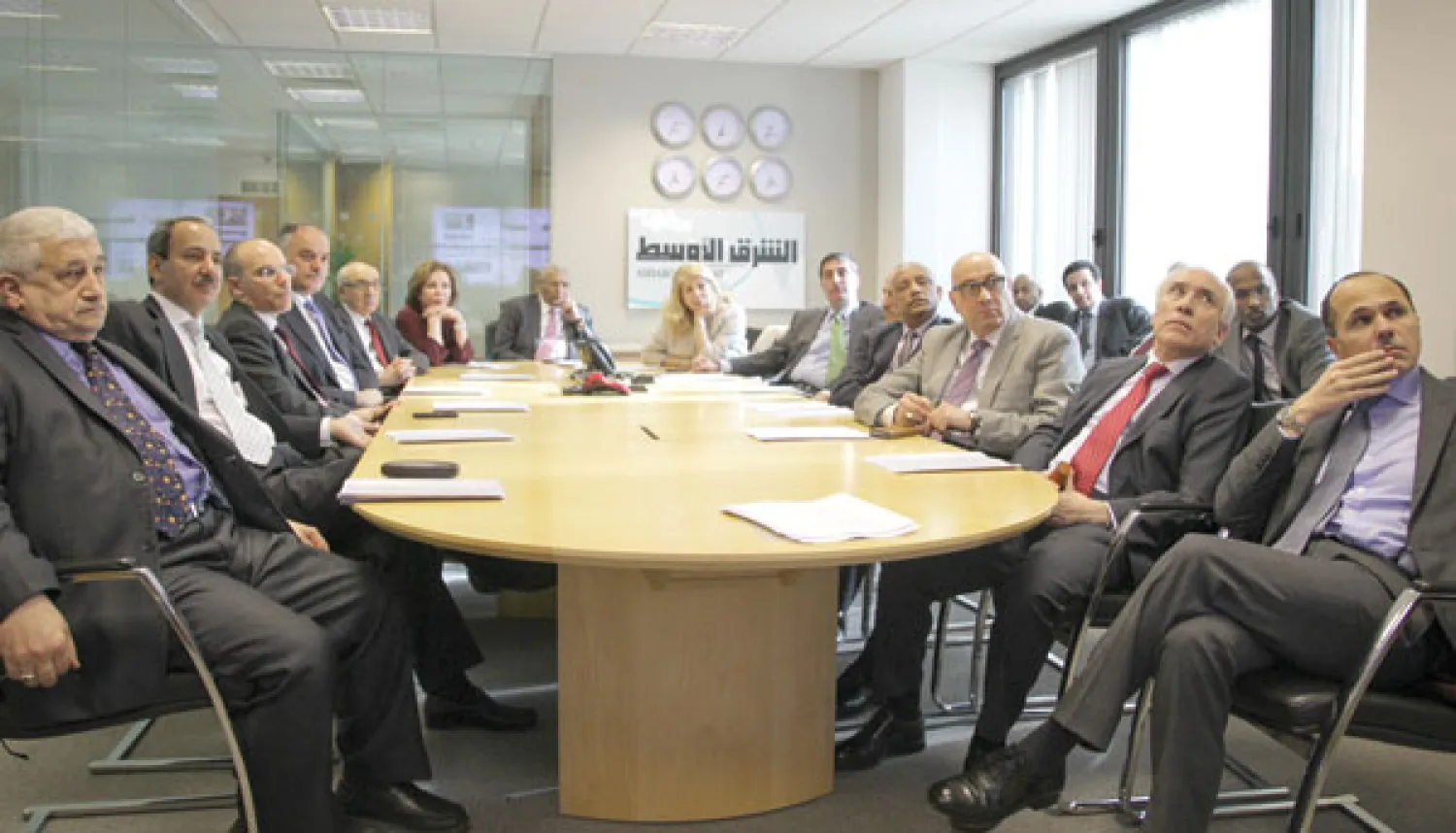 السفراء الضيوف يستمعون إلى شروحات حول سير العملية التحريرية في مقر {الشرق الأوسط}  (تصوير: جيمس حنا)