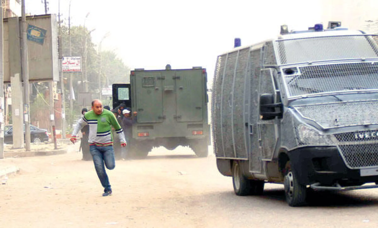 جانب من الاشتباكات التي جرت بين الشرطة ومؤيدي جماعة الإخوان في حي عين شمس بالقاهرة أمس (أ.ف.ب)