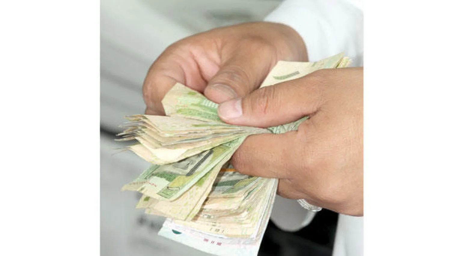 جرم النظام السعودي لمكافحة تمويل الإرهاب جمع التبرعات المالية لأي جهات حزبية أو جماعة متطرفة ({الشرق الأوسط})