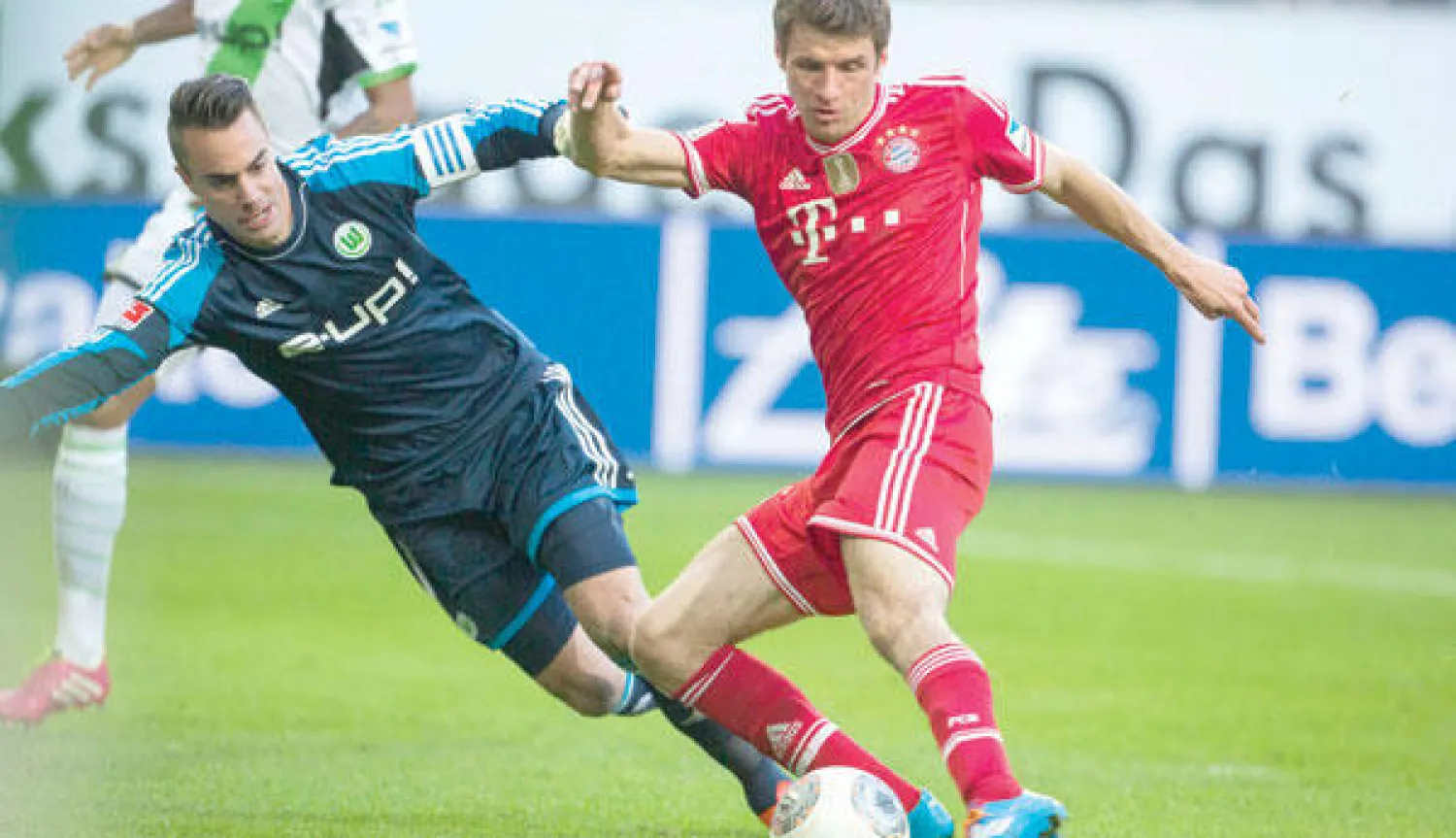 توماس مولر (يمين) في طريقه لهز شباك فولفسبورغ للمرة الثانية (أ.ب)