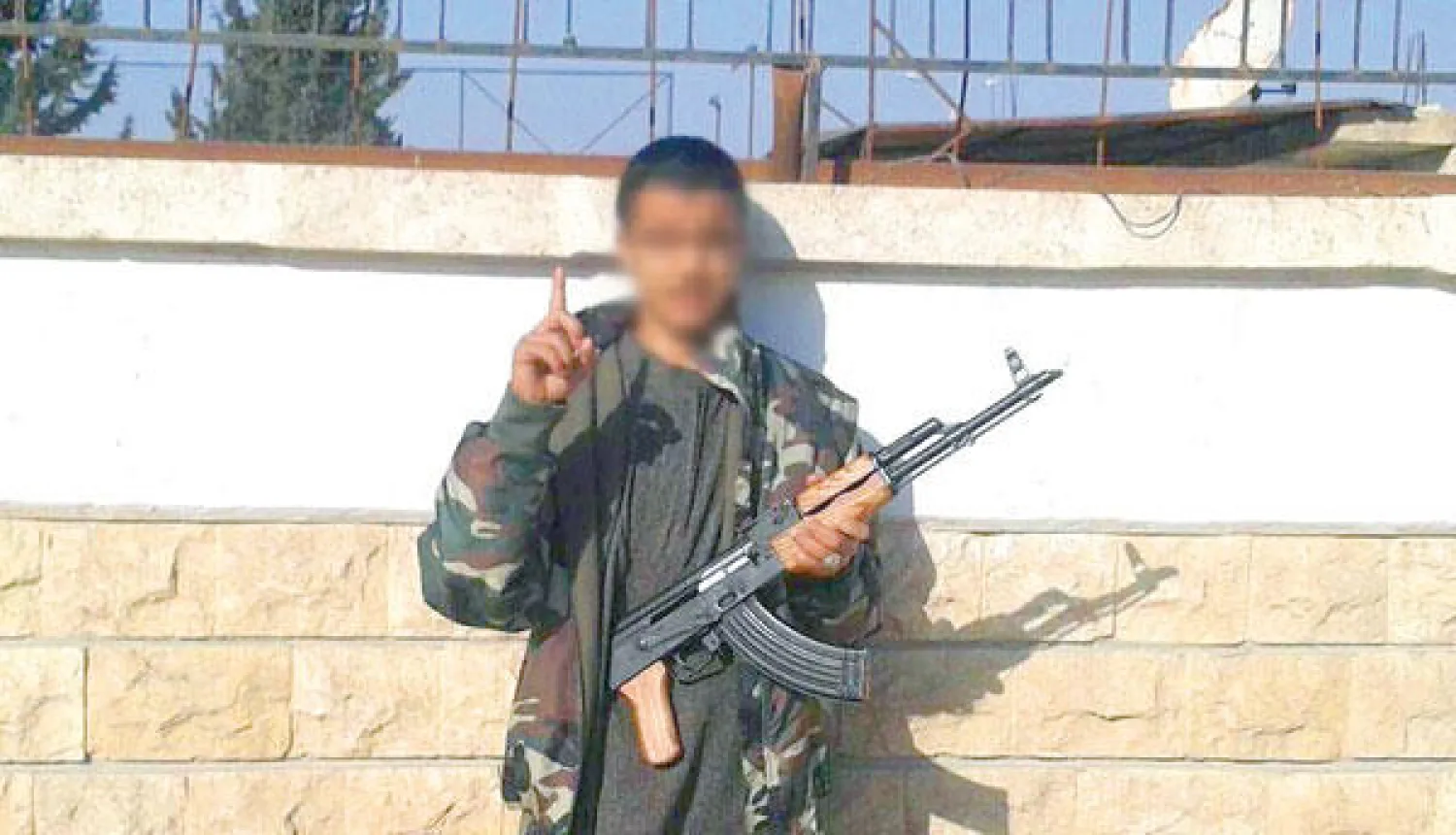 أيوب في أحد الفيديوهات بعد دخوله سوريا