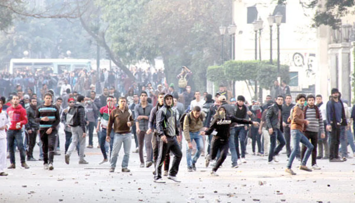 جانب من إحدى المواجهات التي اندلعت بين عناصر مؤيدة لجماعة الاخوان ومواطنين يؤيدون الحكومة المصرية في القاهرة (أ.ف.ب)