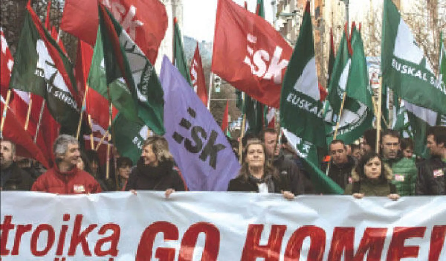 مظاهرة مناهضة للترويكا تطالب برحيلهم من كثرة التقشف (إ.ب.أ)