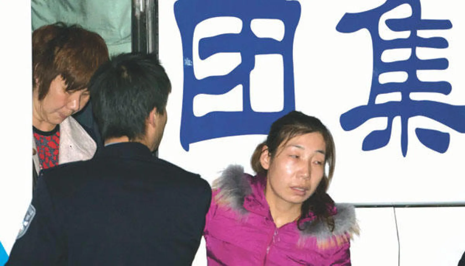 أقارب ضحايا الطائرة المفقودة لدى وصولهم إلى العاصمة بكين أمس (أ.ب)