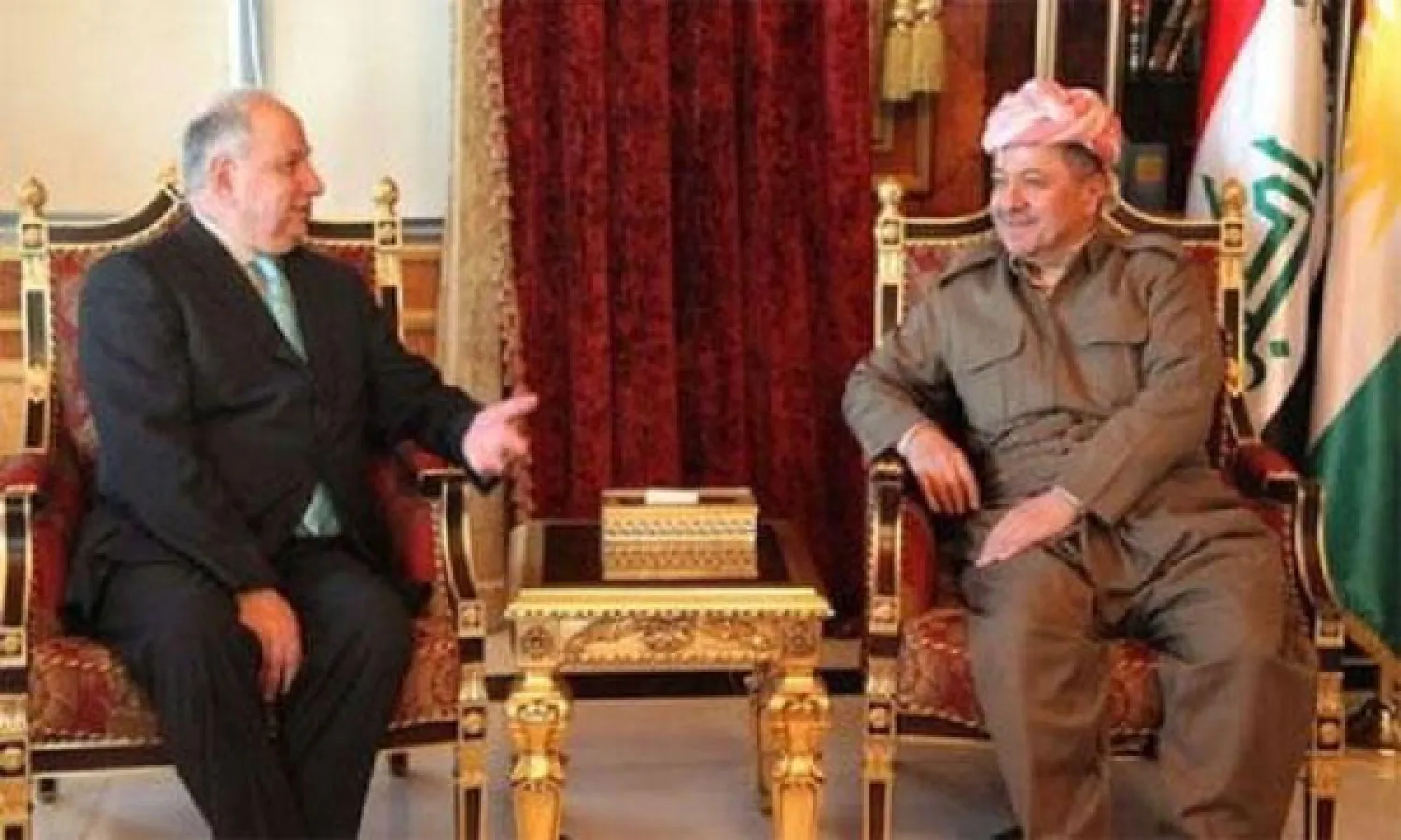 رئيس إقليم كردستان العراق، مسعود بارزاني، مع أحمد الجلبي، زعيم المؤتمر الوطني العراقي الموحد