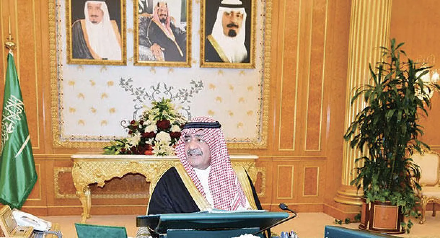 الأمير مقرن بن عبد العزيز لدى ترؤسه جلسة مجلس الوزراء التي عقدت بالرياض أمس (واس)