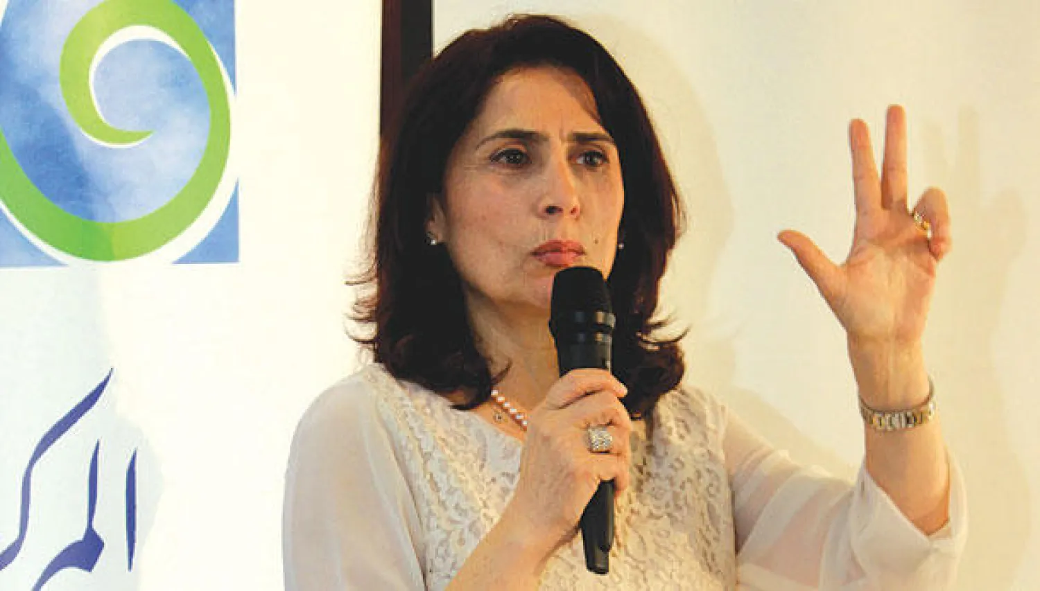 رئيسة المركز التربوي اللبناني للبحوث والإنماء د. ليلى فياض أثناء شرحها المشروع («الشرق الأوسط»)