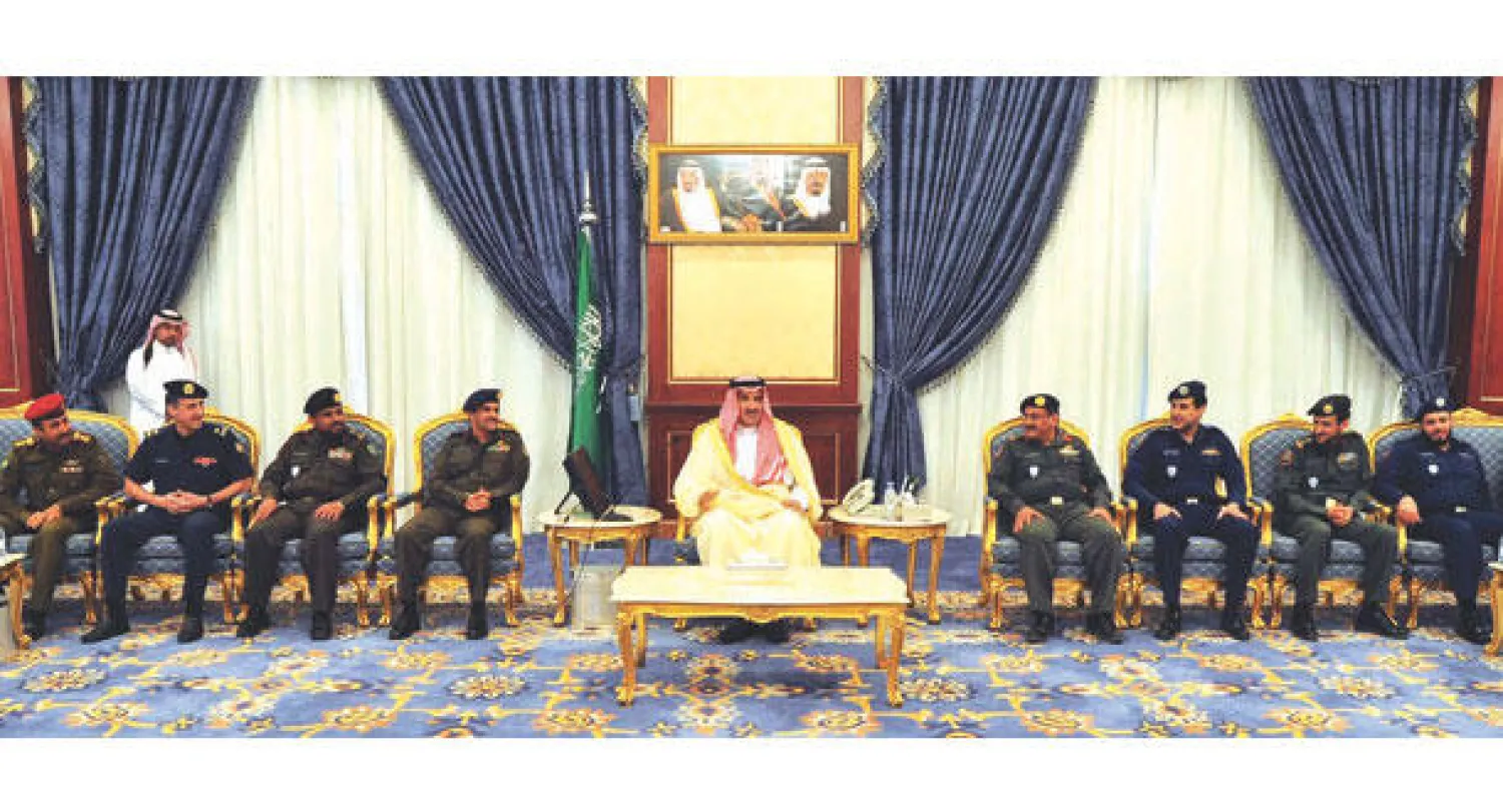الأمير فيصل بن سلمان  لدى لقائه ضباطا مشاركين في دورة القيادة والأركان من 13 دولة عربية وإسلامية في المدينة المنورة أمس (واس)