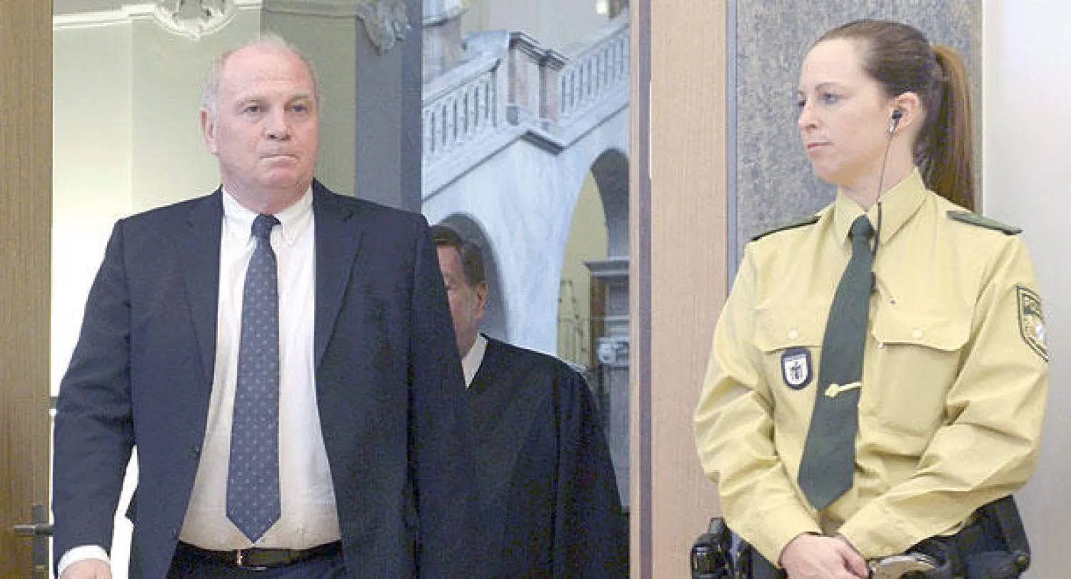 هونيس رئيس بايرن ميونيخ لدى دخوله القاعة في ثاني أيام محاكمته (رويترز)