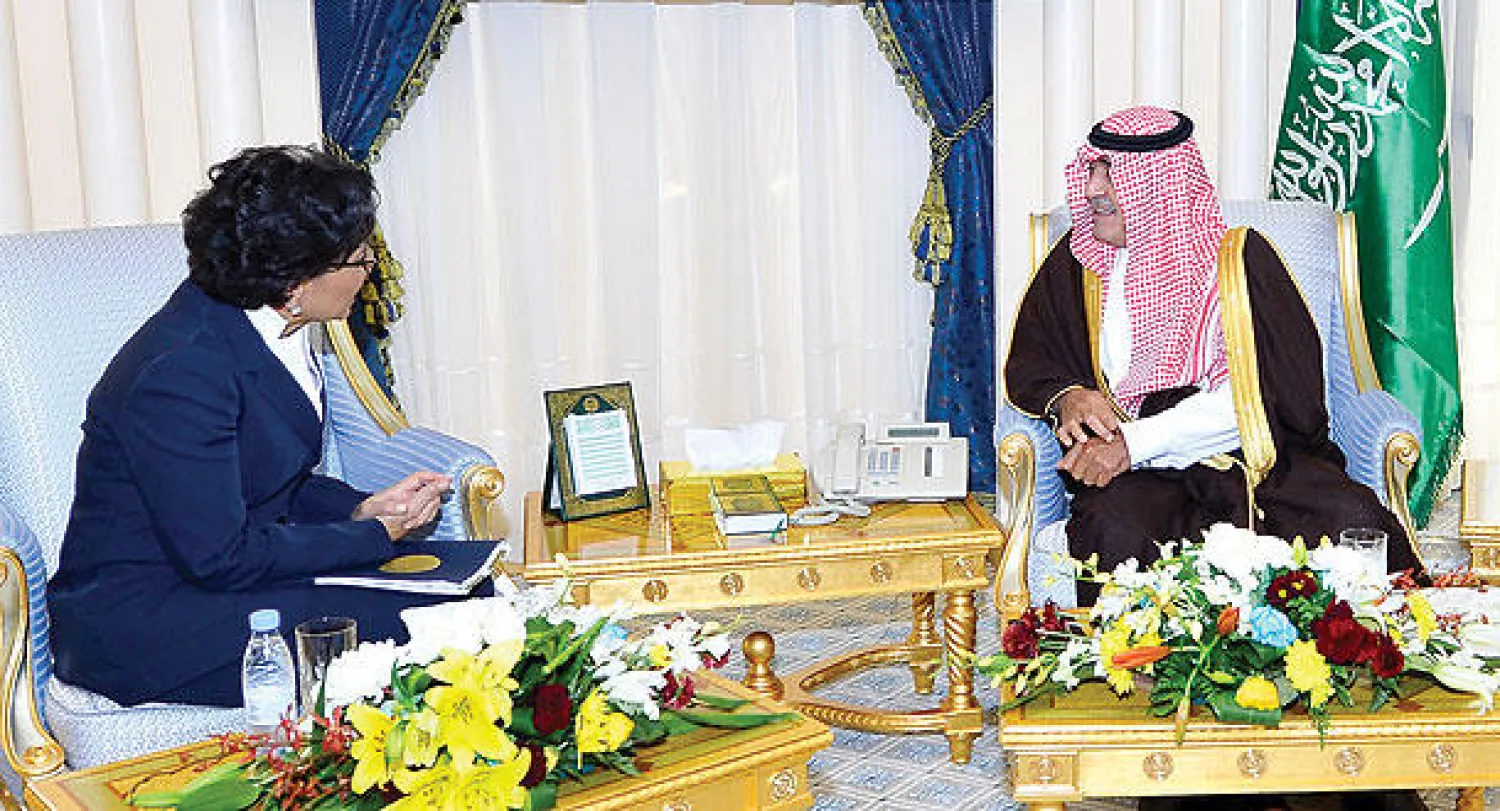 الأمير مقرن بن عبد العزيز خلال لقائه في الرياض أمس وزيرة التجارة الأميركية (واس)