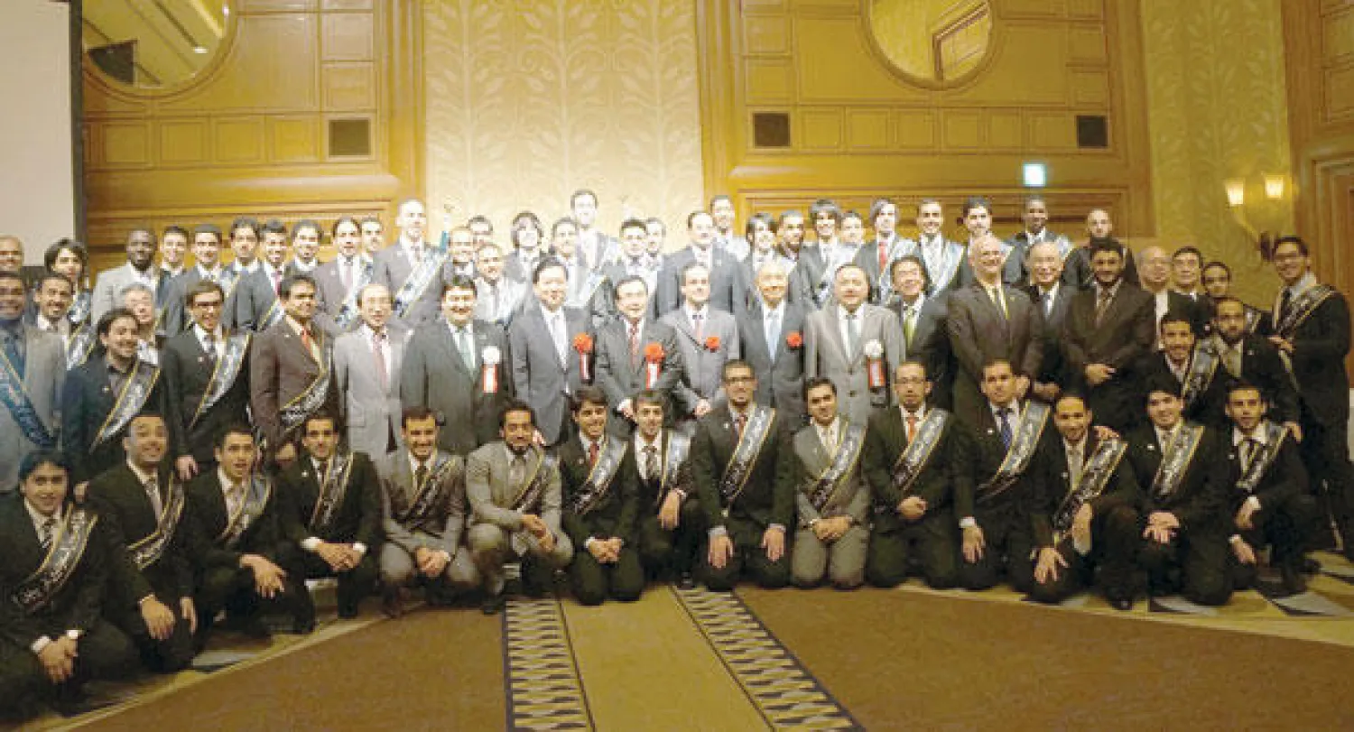 صورة جماعية من حفل التخرج الأول للمبتعثين السعوديين بحضور رئيس الوزراء الياباني الأسبق هاتوياما يوكيو («الشرق الأوسط»)