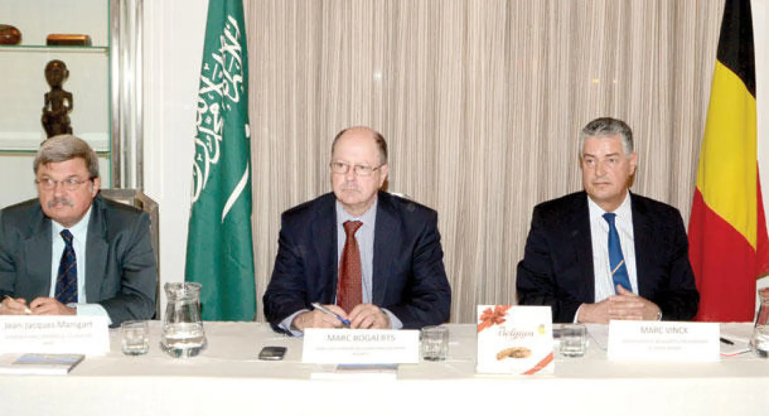 جانب من المؤتمر الصحافي في مقر السفارة البلجيكية بالرياض أمس ويبدو السفير مارك فينك (الثاني من اليمين) (تصوير: إقبال حسين)