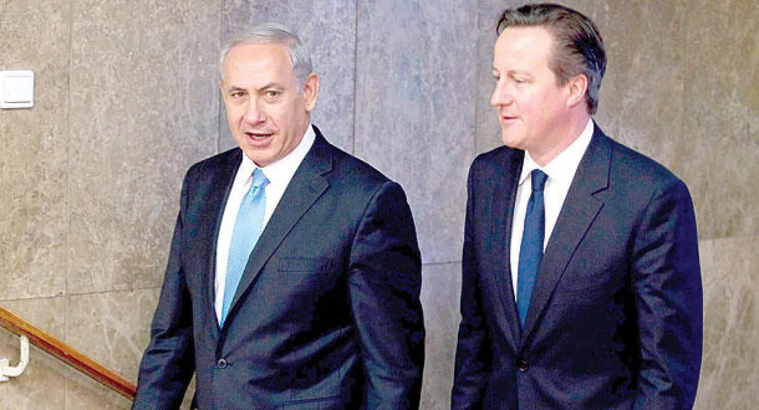 رئيس الوزراء البريطاني ديفيد كاميرون ونظيره الإسرائيلي بنيامين نتنياهو قبيل إلقاء كاميرون كلمة أمام الكنيست أمس (رويترز)