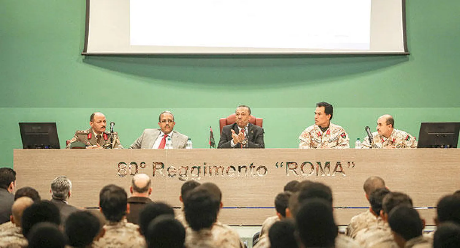 وزير الدفاع الليبي عبد الله الثني لدى إلقائه كلمة أمام جنود من الجيش الليبي يتلقون تدريبا في مدينة كاسينو الإيطالية (رويترز )