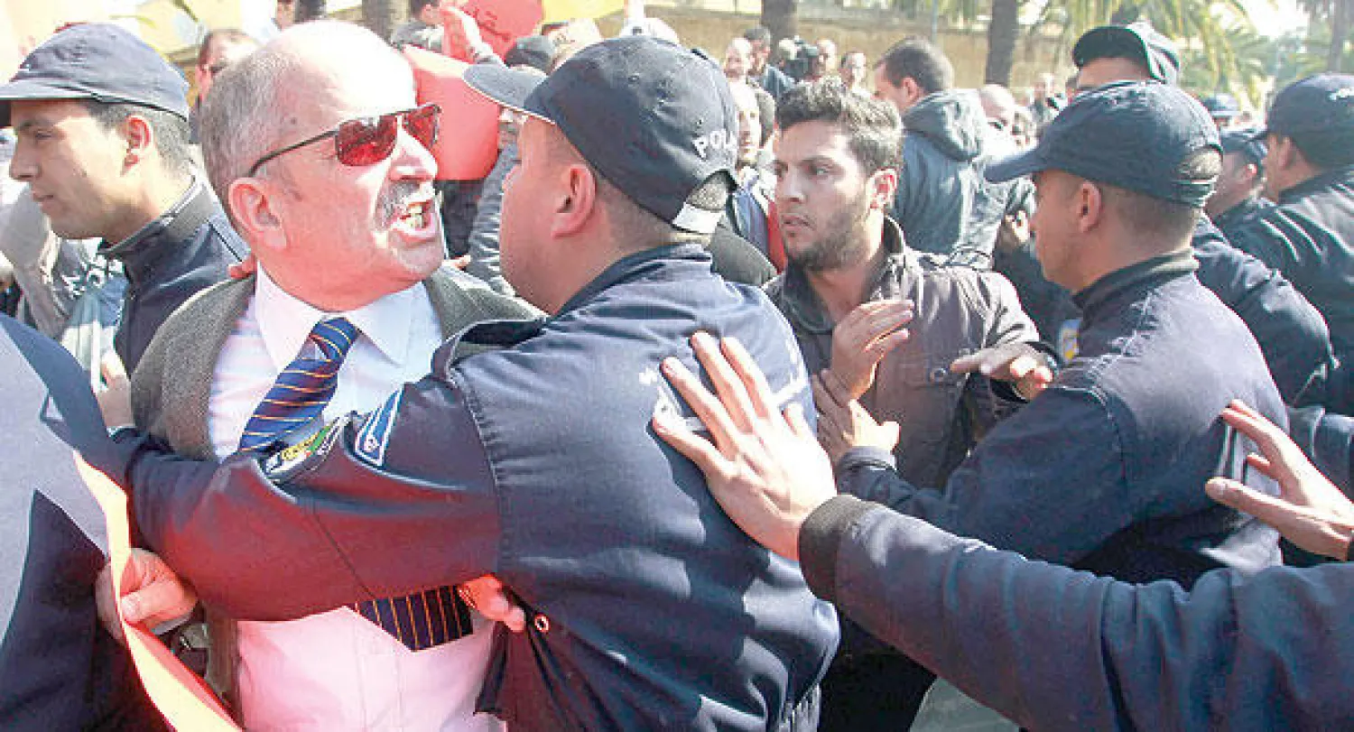 عناصر من شرطة منع الشغب الجزائرية أثناء مواجهتهم لأعضاء من المعارضة يتظاهرون في الجزائر أمس ضد ترشيح الرئيس بوتفليقة لفترة رئاسية رابعة (رويترز)