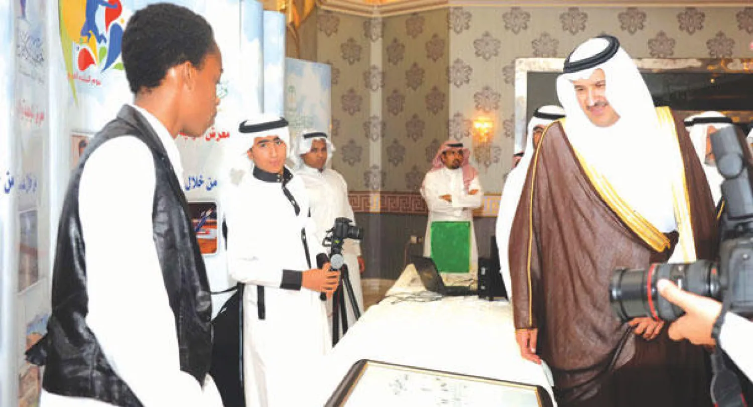 الأمير فيصل بن سلمان لدى مشاركته أيتام المدينة المنورة فرحتهم يوم الثلاثاء الماضي (واس)