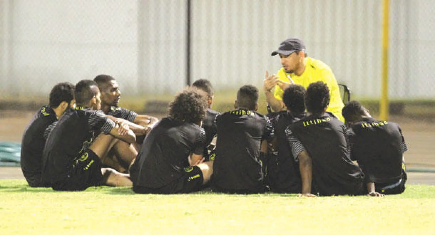 خالد القروني يجتمع بلاعبي الاتحاد في ظل شد وجذب حول قرار المنتخب الأولمبي بضرورة تركه لمهمته