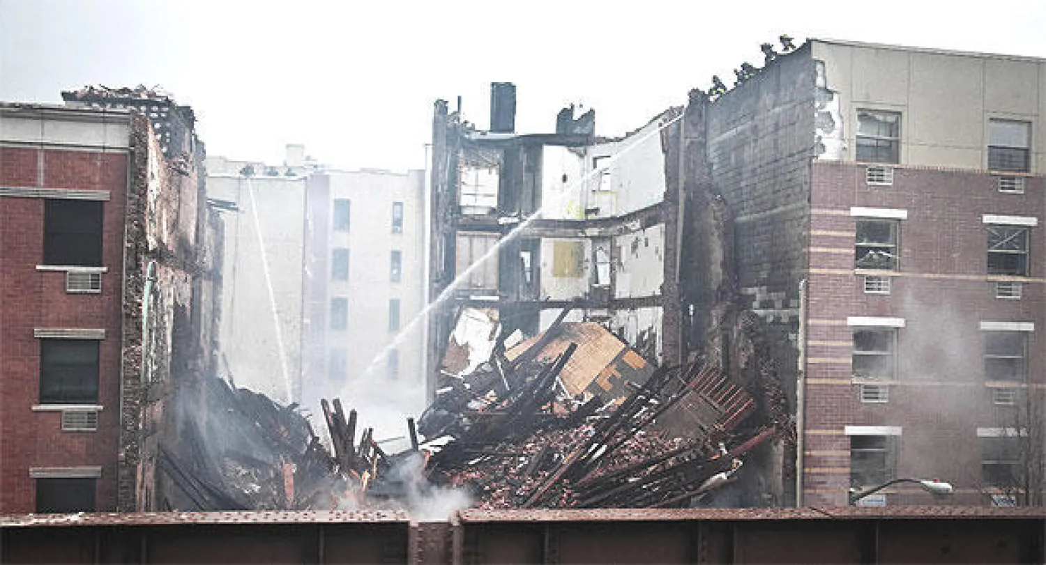 ارتفاع ضحايا انهيار مبنيين في نيويورك إلى ستة أشخاص