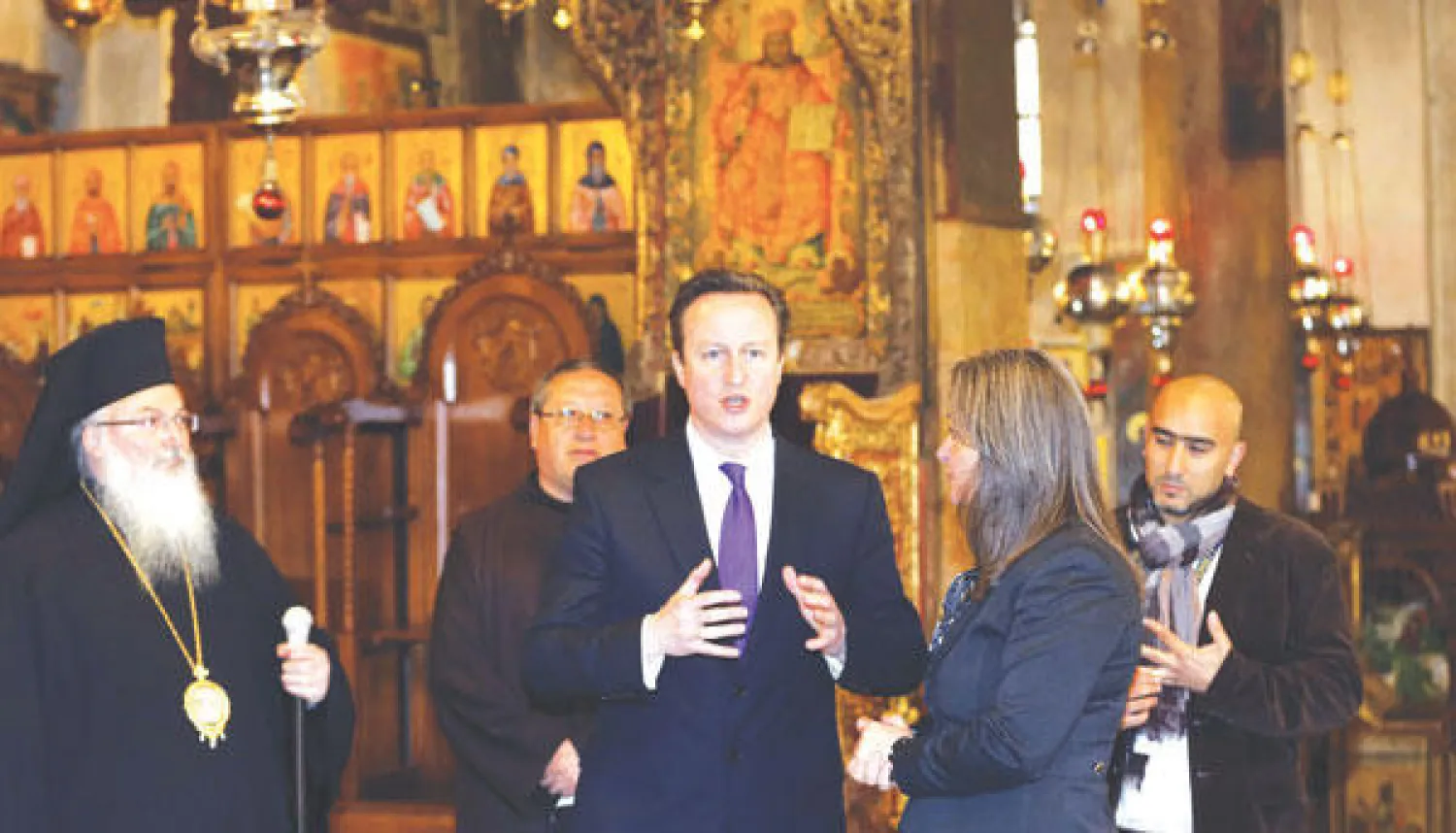 ديفيد كاميرون لدى زيارته كنيسة المهدي في بيت لحم أمس (إ.ب.أ)