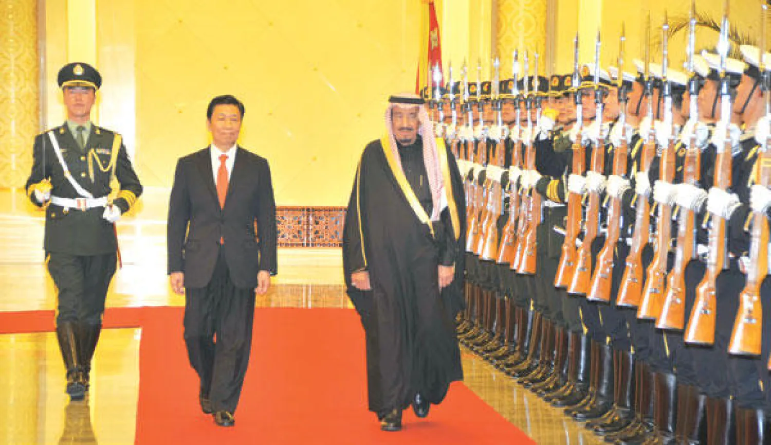 الأمير سلمان بن عبد العزيز يستعرض حرس الشرف لدى وصوله إلى قاعة الشعب الكبرى - واس