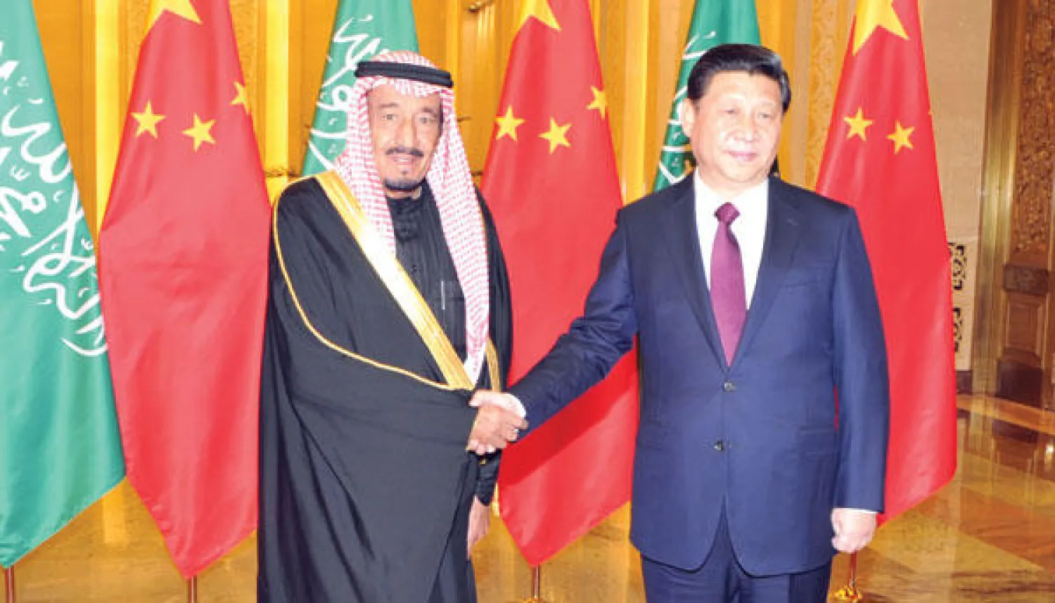 الأمير سلمان بن عبد العزيز خلال لقائه الرئيس الصيني شي جين بينغ في بكين أمس (واس)