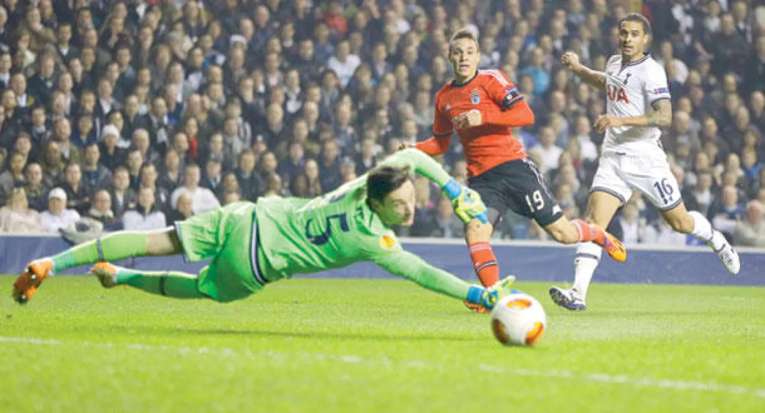 رودريغو ماشادو (وسط) يفتتح أهداف بنفيكا (أ.ب)