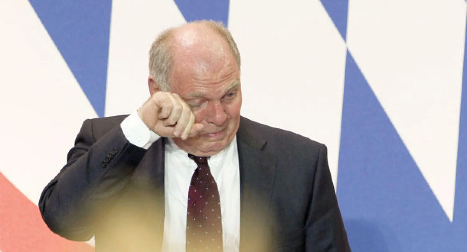 أولي هونيس يبكي مصيره خلف القضبان (رويترز)