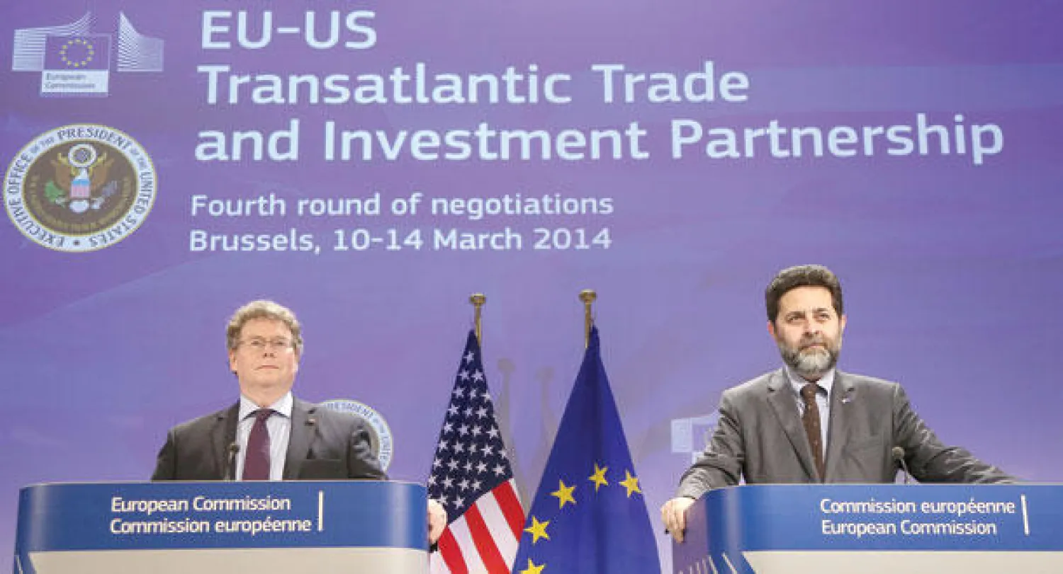 رئيس فريق التفاوض الأوروبي أغناسيو غارسيا ونظيره الأميركي دان ميولاني في تصريحات عقب انتهاء الاجتماعات أمس (إ. ب.أ)