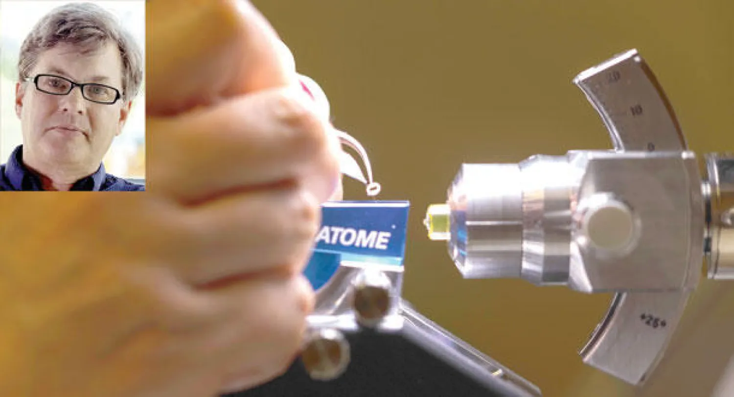 جهاز للقص مزود برأس من الماس يستخدم لتهيئة قطعة من دماغ الفأر لدراستها بالمجهر الإلكتروني وفي الاطار الباحث كلاي رايد