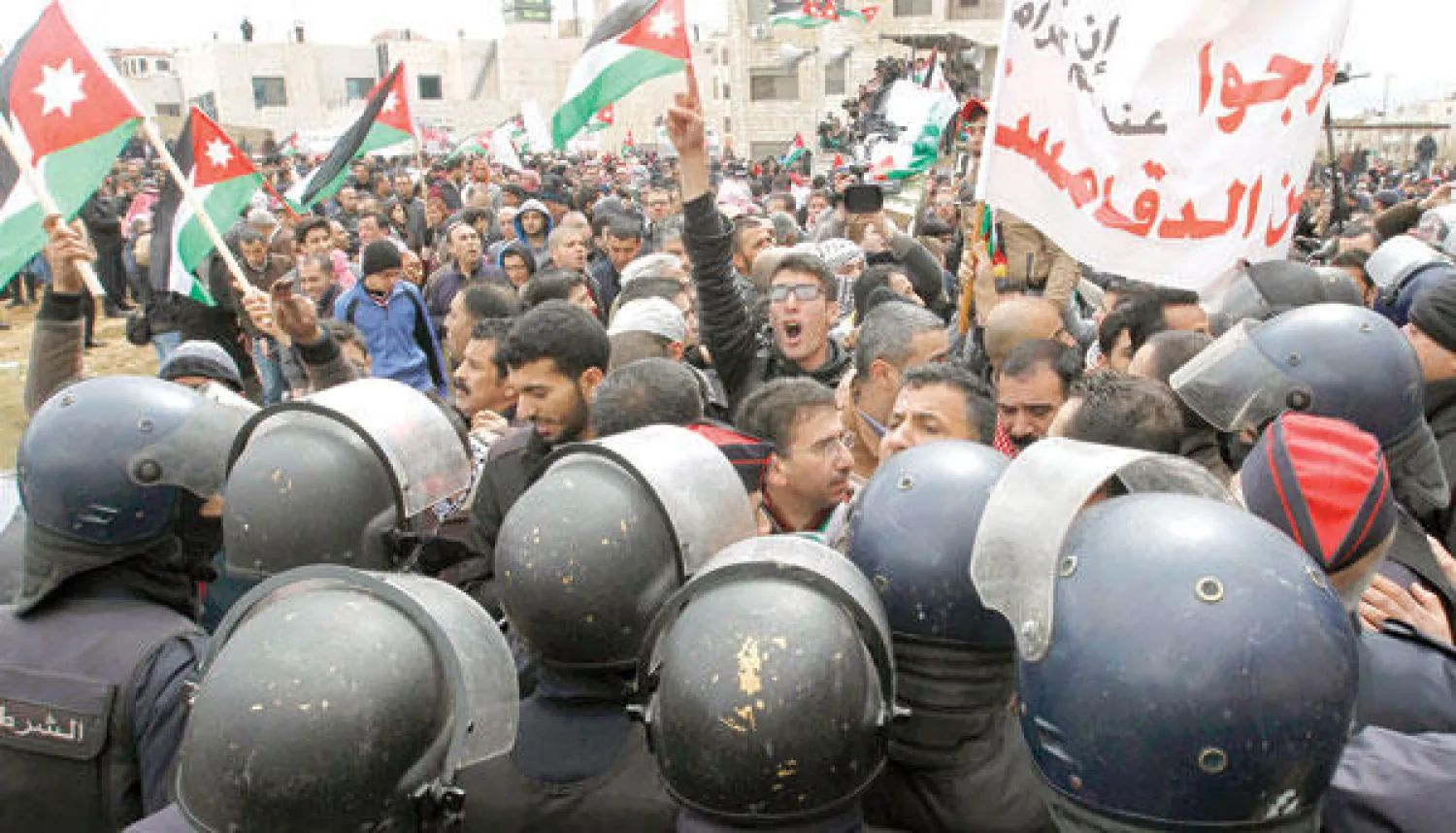 جانب من المظاهرة أمام السفارة الإسرائيلية في عمان أمس (رويترز)