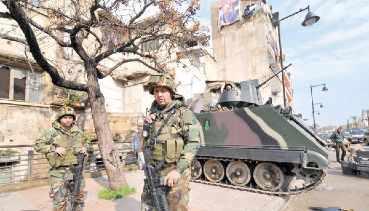 جنود لبنانيون ينتشرون في أحد شوارع طرابلس أمس (أ.ف.ب)