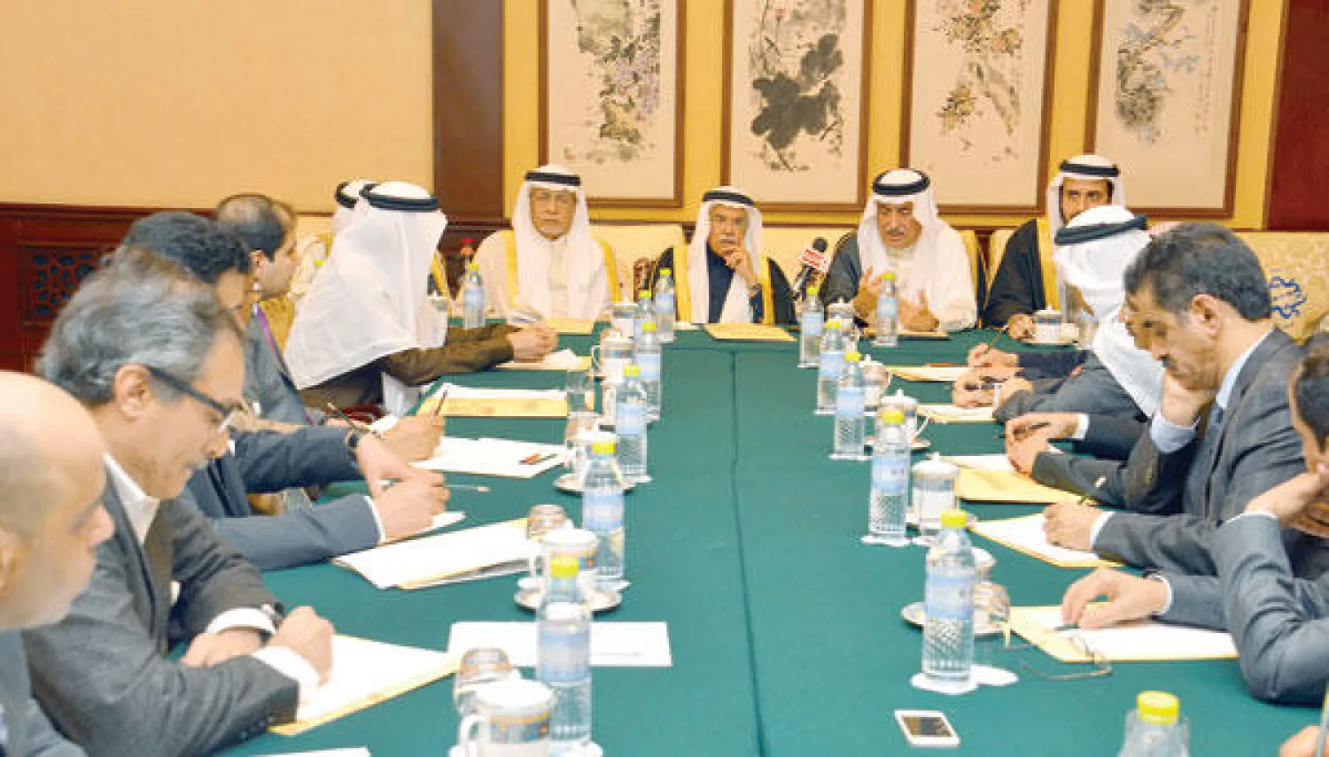 الوزراء الخمسة ورؤساء التحرير والكتاب السعوديون خلال اللقاء الذي عقد في العاصمة بكين أمس (واس)