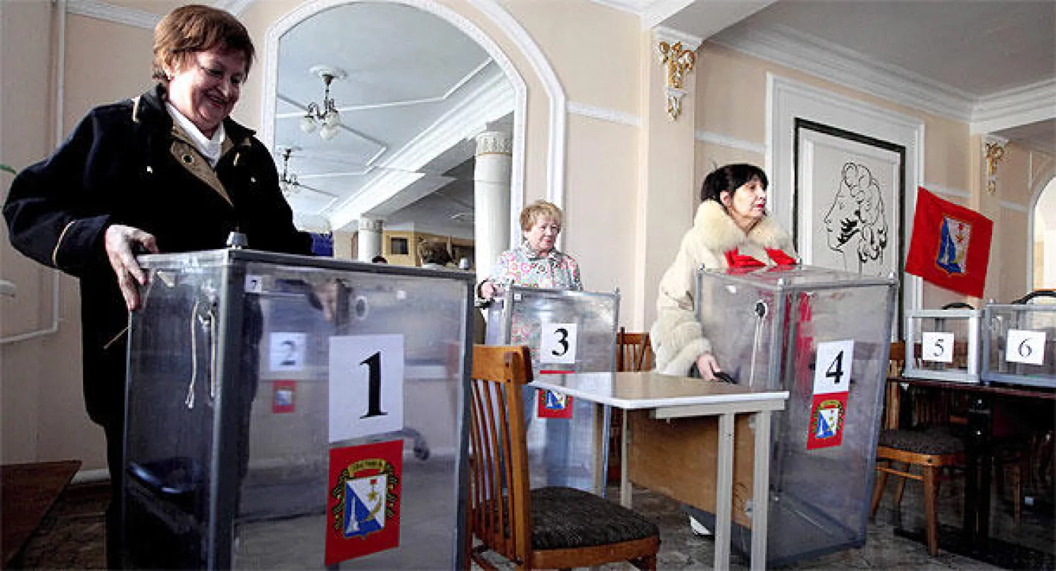 اشتداد التوتر في أوكرانيا عشية استفتاء في القرم.. وقتيلان في خاركيف