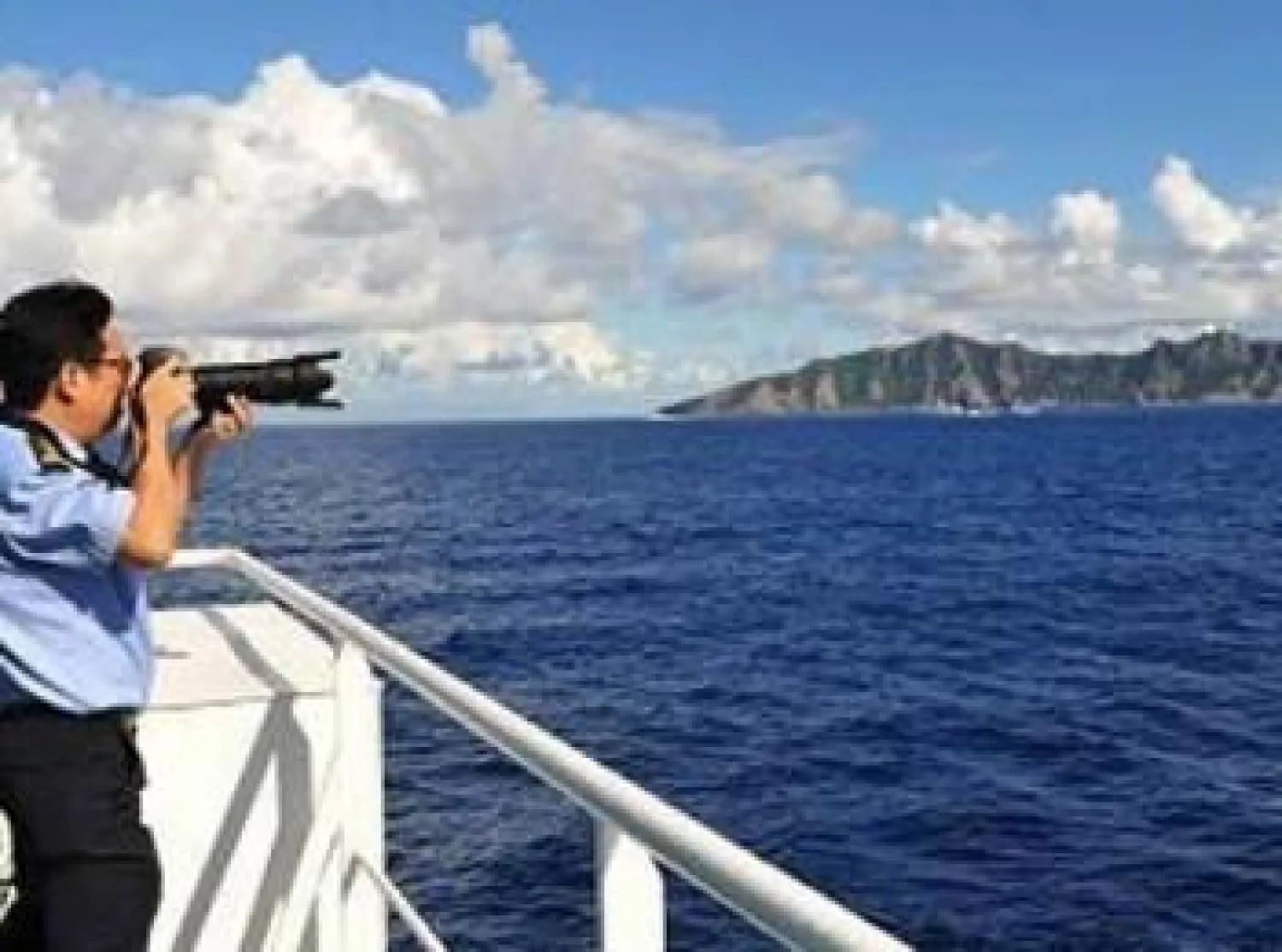 ثلاث سفن تابعة للبحرية الصينية تدخل المياه الإقليمية اليابانية قرب جزر متنازع عليها