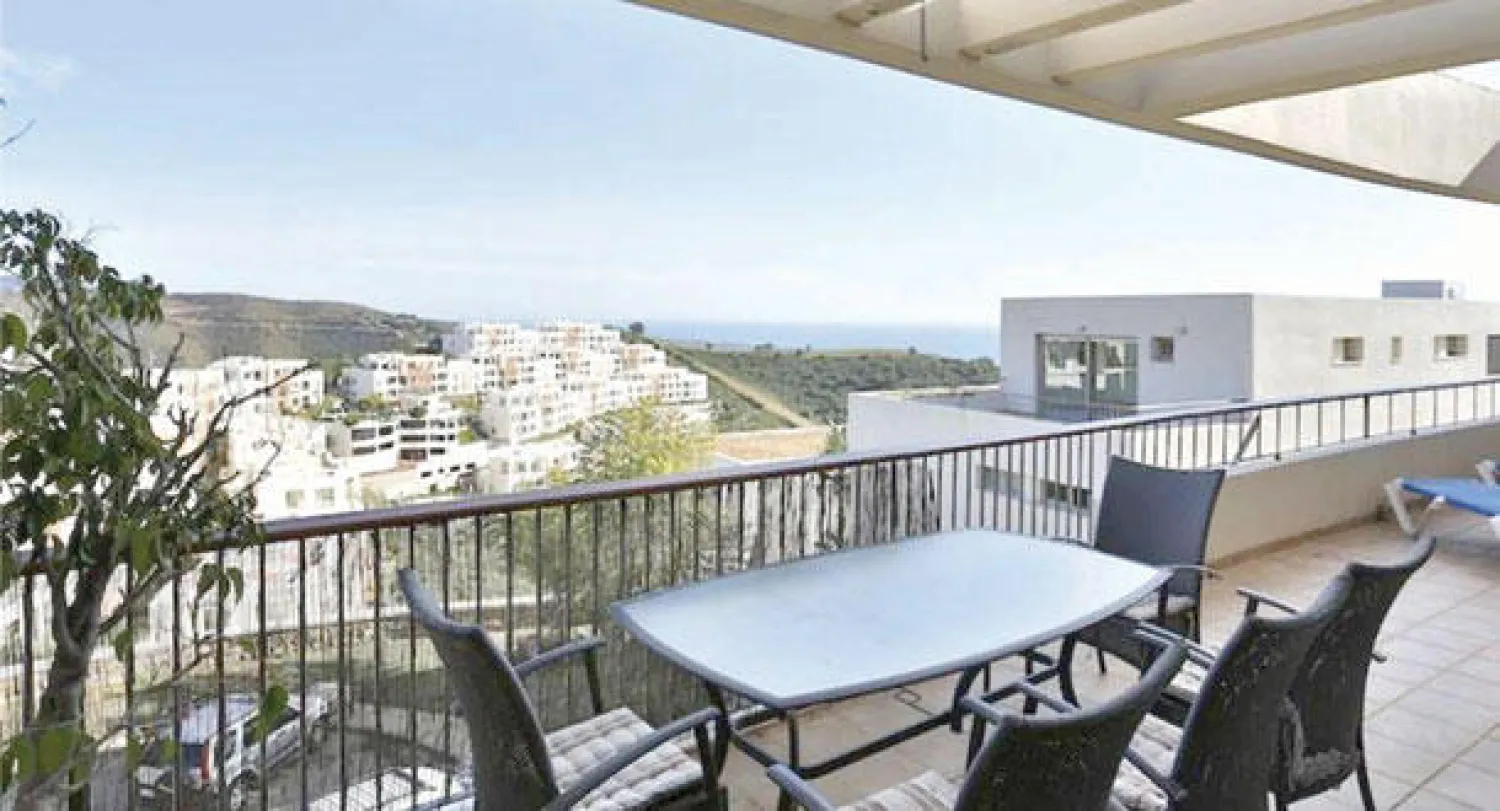 ماذا تشتري؟ شقة حديثة في ماربيا تطل على البحر