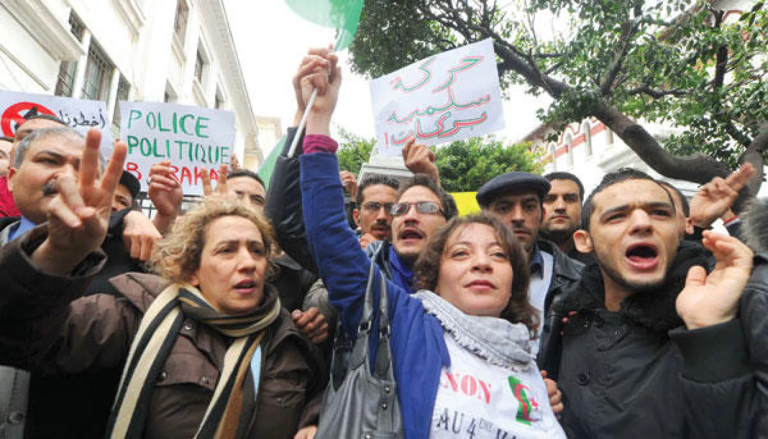 جزائريون يشاركون في مظاهرة نظمتها «حركة بركات» (أي يكفي) رفضا لترشح بوتفليقة لفترة رابعة في العاصمة الجزائرية أمس (أ.ف.ب)