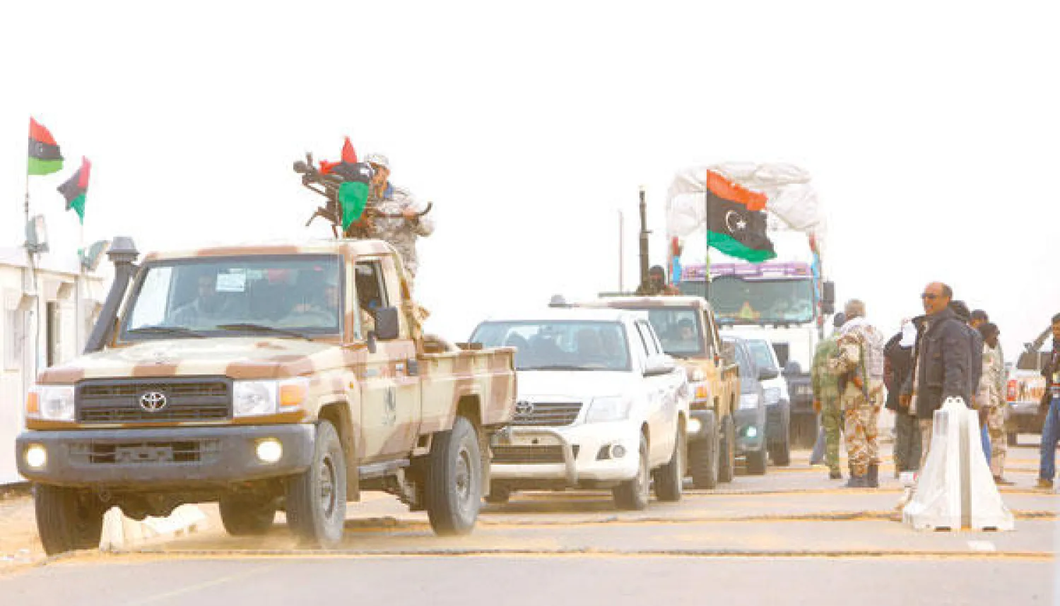 عربات مسلحة من المنطقة الشرقية بالقرب من أحد الموانئ النفطية الليبية (رويترز)