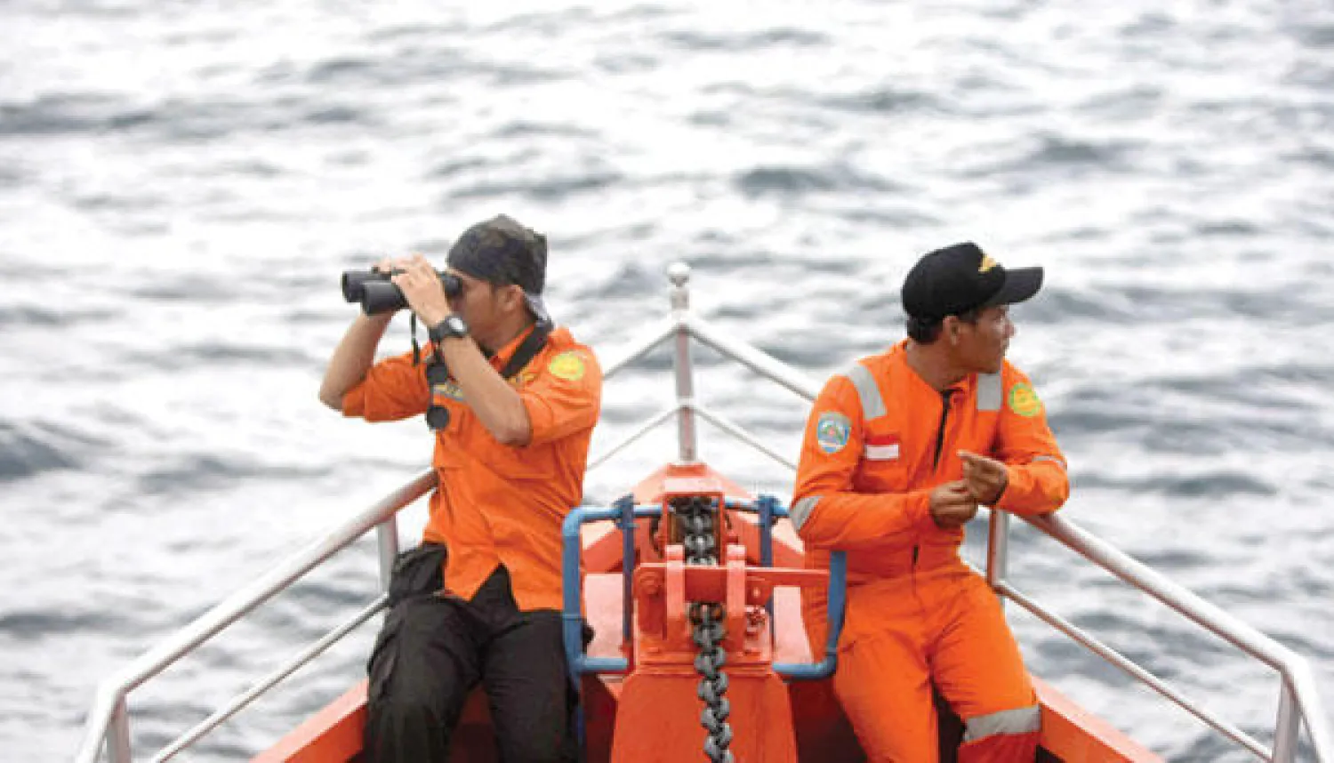 عنصران من فرق البحث الإندونيسية يبحثان عن حطام محتمل للطائرة الماليزية المفقودة قرب جزيرة سومطرة أمس (إ.ب.أ)