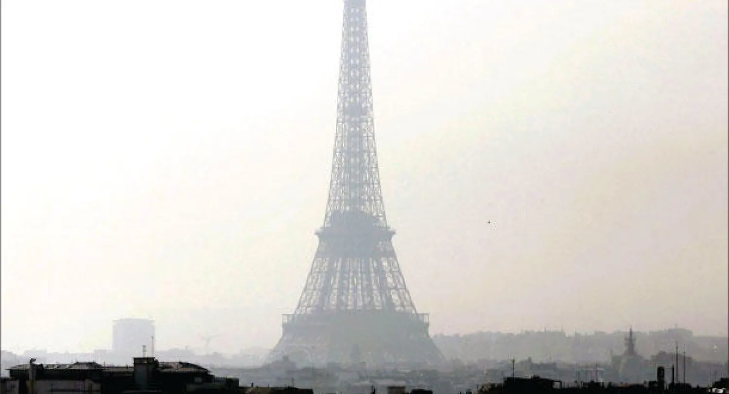 تلوث الهواء أعاق رؤية برج إيفل (نيويورك تايمز)