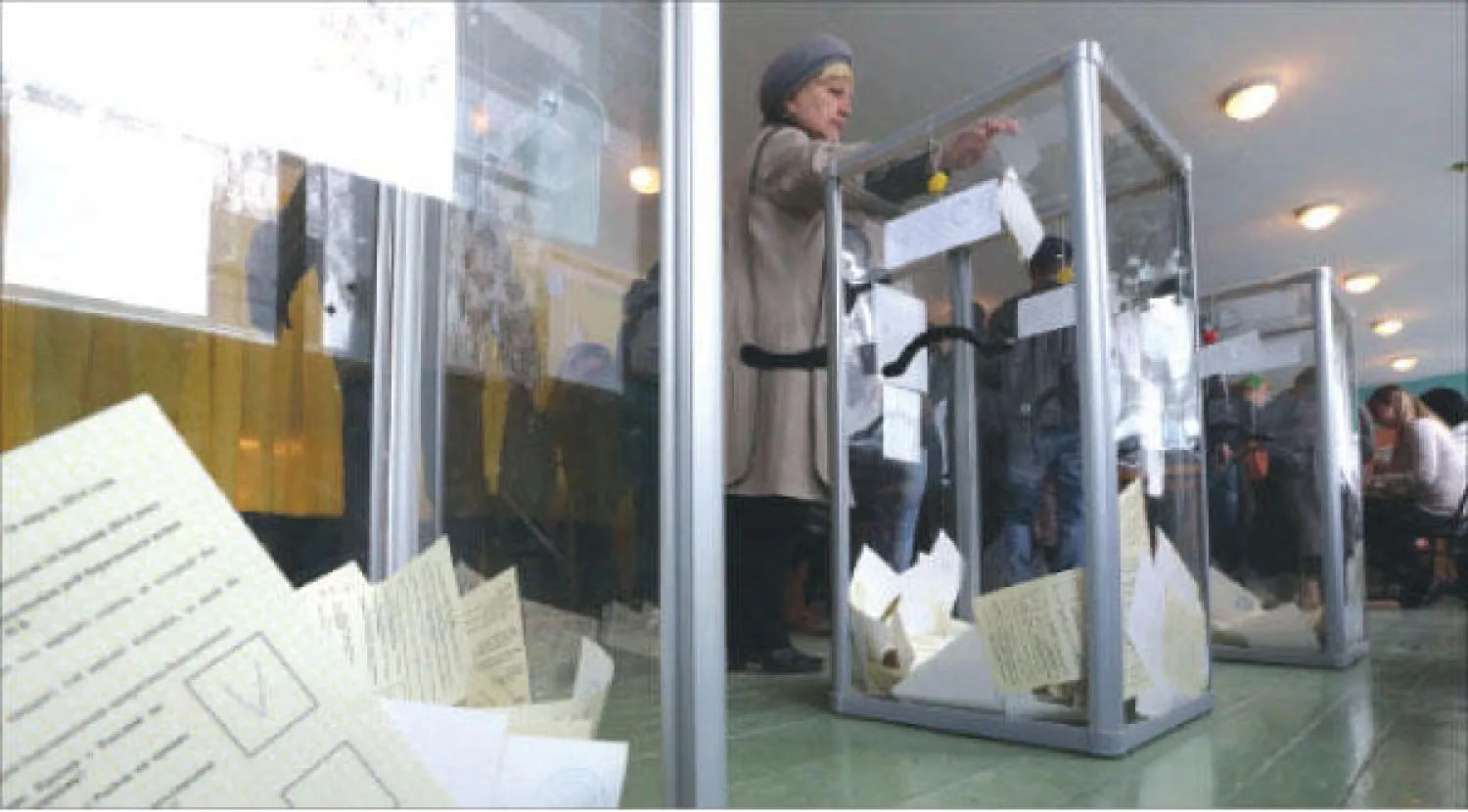 امرأة تدلي بصوتها في مركز اقتراع بباخشيساراي في الاستفتاء الذي جرى في شبه جزيرة القرم أمس وأفادت نتائج استطلاع  أولي عن تصويت 93 في المائة من المشاركين لصالح الانفصال عن أوكرانيا والانضمام إلى روسيا،  (رويترز)