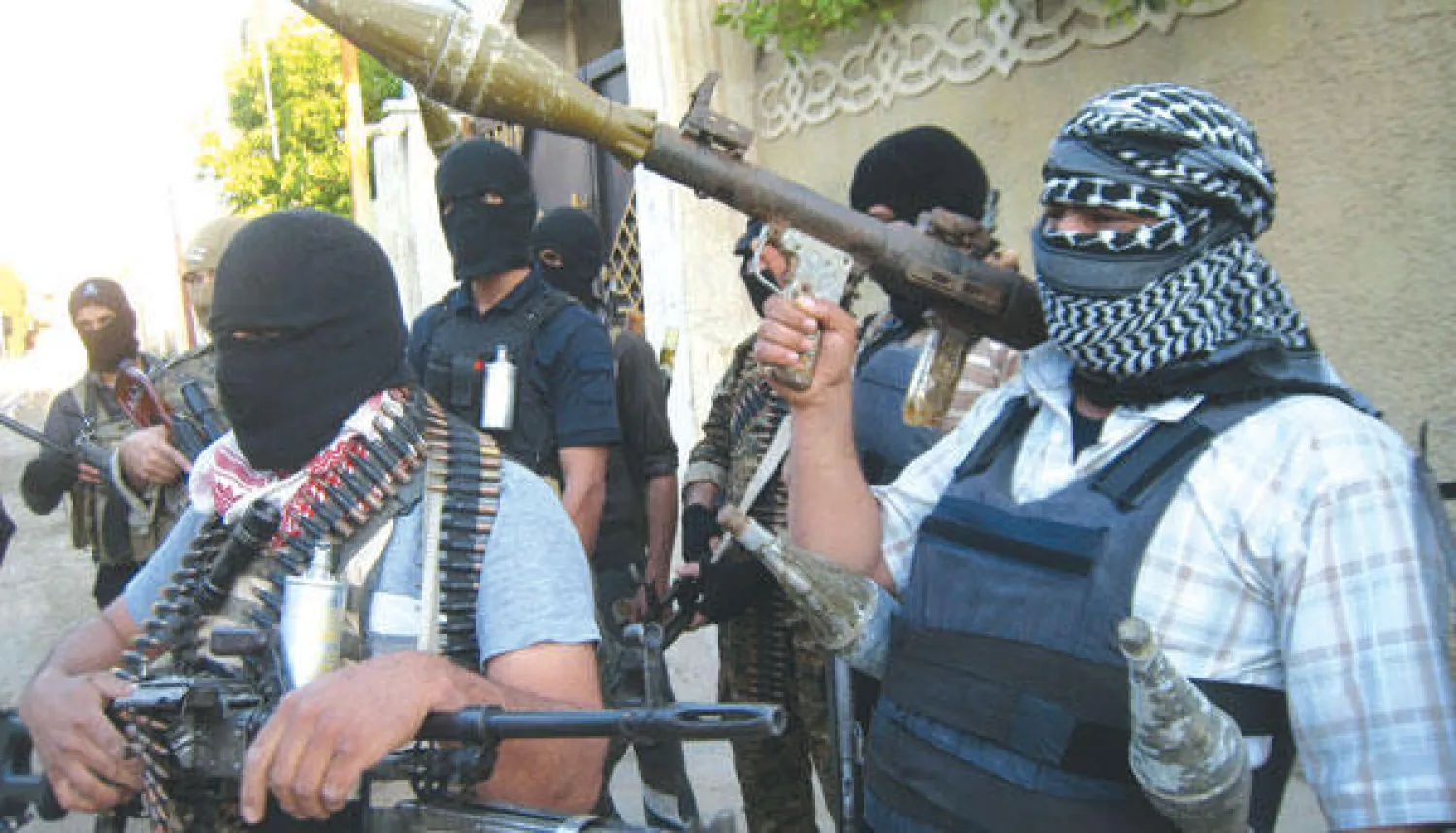 مسلحون في إحدى مناطق الفلوجة بمحافظة الأنبار أول من أمس (رويترز)