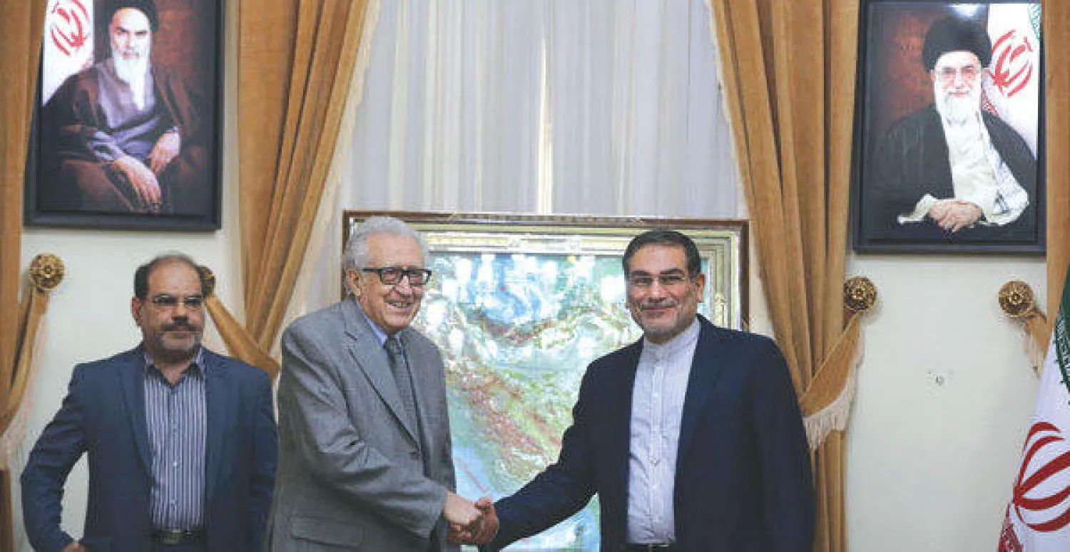 الأخضر الإبراهيمي، المبعوث العربي والدولي إلى سوريا يصافح علي شمخاني، أمين المجلس الأعلى للأمن القومي الإيراني خلال زيارته إلى طهران أمس (أ.ب)