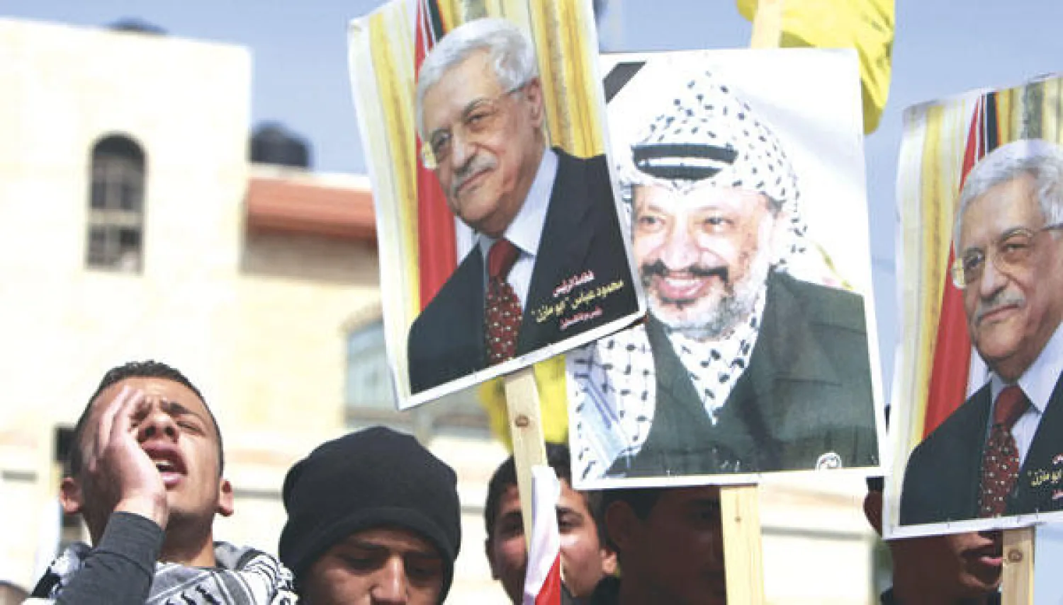 فلسطينيون يرفعون صور الزعيم الفلسطيني الراحل ياسر عرفات والرئيس عباس خلال مظاهرات في الضفة الغربية أمس (أ.ب)