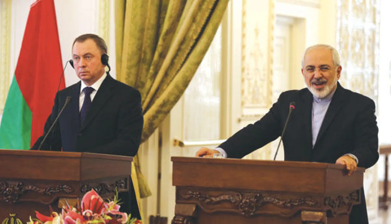 وزيرا الخارجية الإيراني محمد جواد ظريف والبيلاروسي فلاديمير ماكي خلال مؤتمر صحافي في طهران أمس (أ.ف.ب)