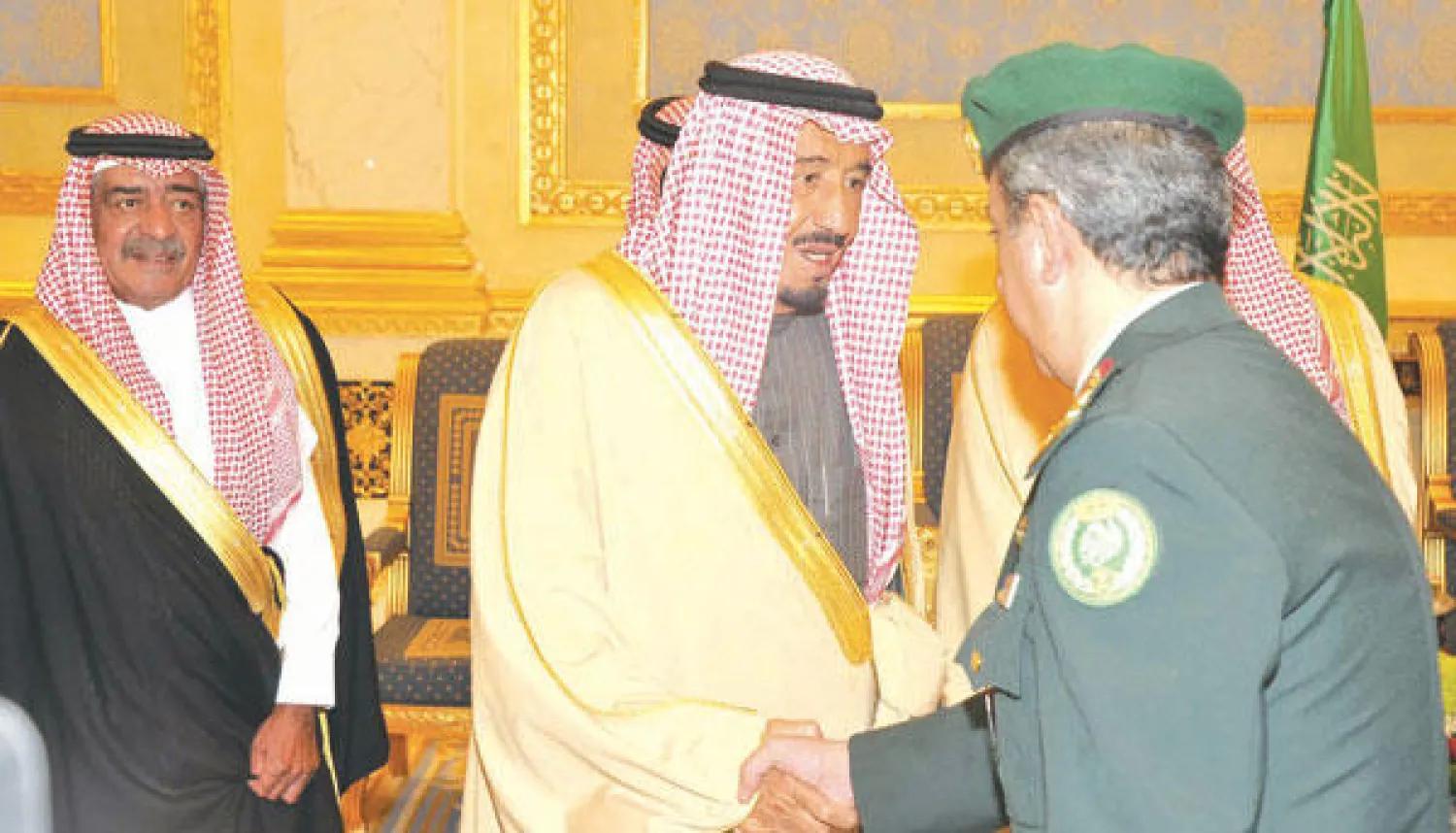 الأمير سلمان بن عبد العزيز لدى وصوله إلى مطار قاعدة الرياض الجوية أمس (واس)