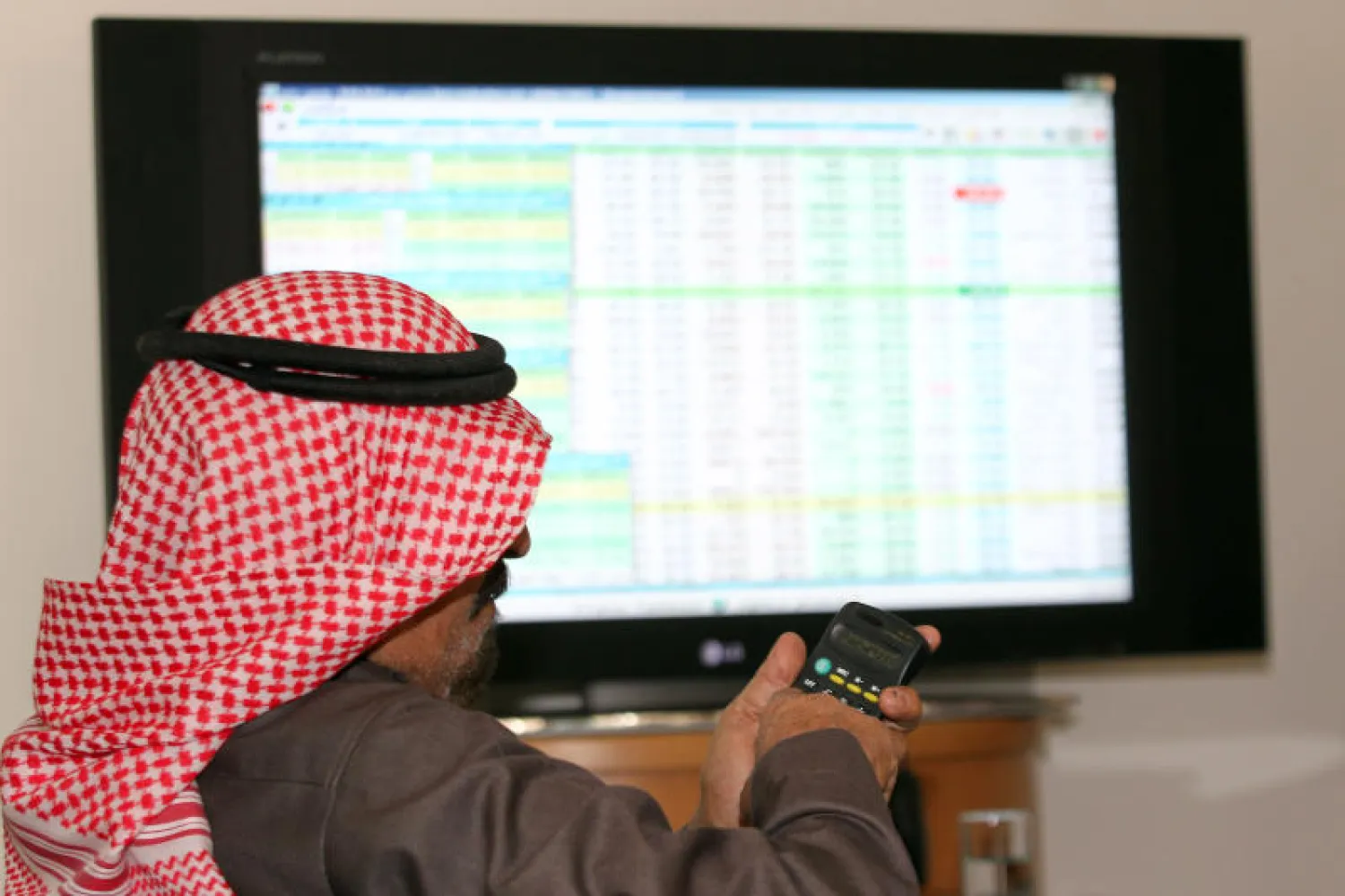 سوق الأسهم السعودية تسجل انخفاضا في المؤشر وارتفاعا في السيولة («الشرق الأوسط»)