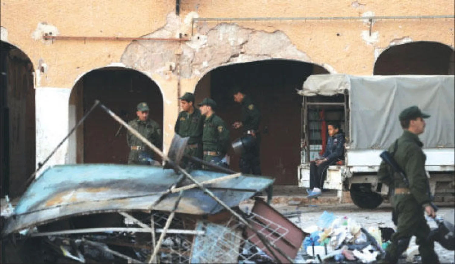 عناصر من قوات الأمن الجزائرية يعاينون الدمار الذي خلفته اشتباكات مذهبية في مدينة غرادية الجنوبية (أ.ف.ب)